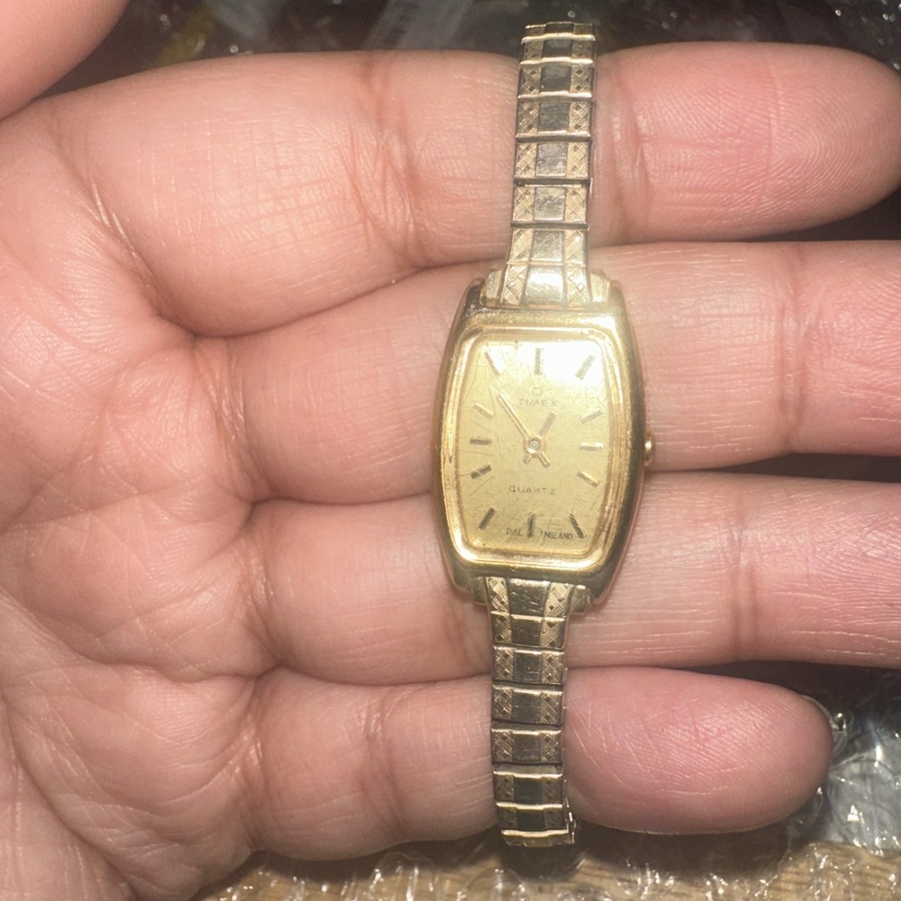 Works Timex Q Quartz Gold Tone Ladies Vintage 1980s Watch England Dial 17mm 6.5"